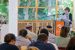 אשה על העדה