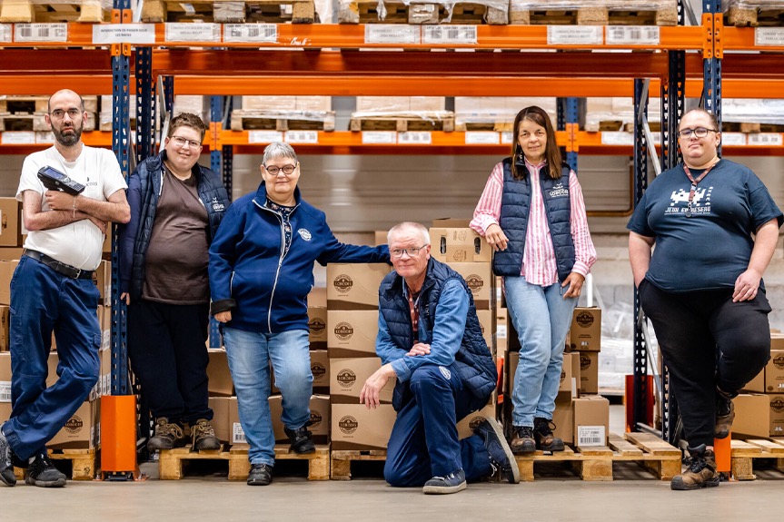 Personnes en situation de handicap ; equipe logistique chez Lobodis - photo Ameliegraphie